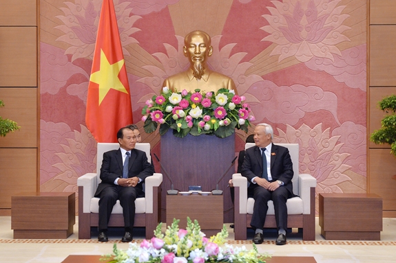 Phó chủ tịch Quốc hội Uông Chu Lưu và Bộ trưởng Bộ Tư pháp Lào tại buổi tiếp.