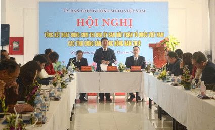 Phó Chủ tịch - Tổng Thư ký Hầu A Lềnh phát biểu tại hội nghị.