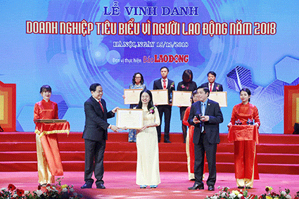 Ông Trần Thanh Mẫn, Bí thư Trung ương Đảng, Chủ tịch Ủy ban Trung ương MTTQ Việt Nam và ông Bùi Văn Cường, Chủ tịch Tổng LĐLĐ Việt Nam trao bằng khen của Tổng LĐLĐ Việt Nam  cho các doanh nghiệp tiêu biểu