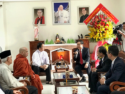 Ông Trần Thanh Mẫn, Bí thư Trung ương Đảng, Chủ tịch Ủy ban Trung ương MTTQ Việt Nam chúc mừng Giám mục Giuse Nguyễn Tấn Tước, Giám mục chính tòa Giáo phận Phú Cường, Chủ tịch Ủy ban Truyền thông Xã hội của Hội đồng Giám mục Việt Nam