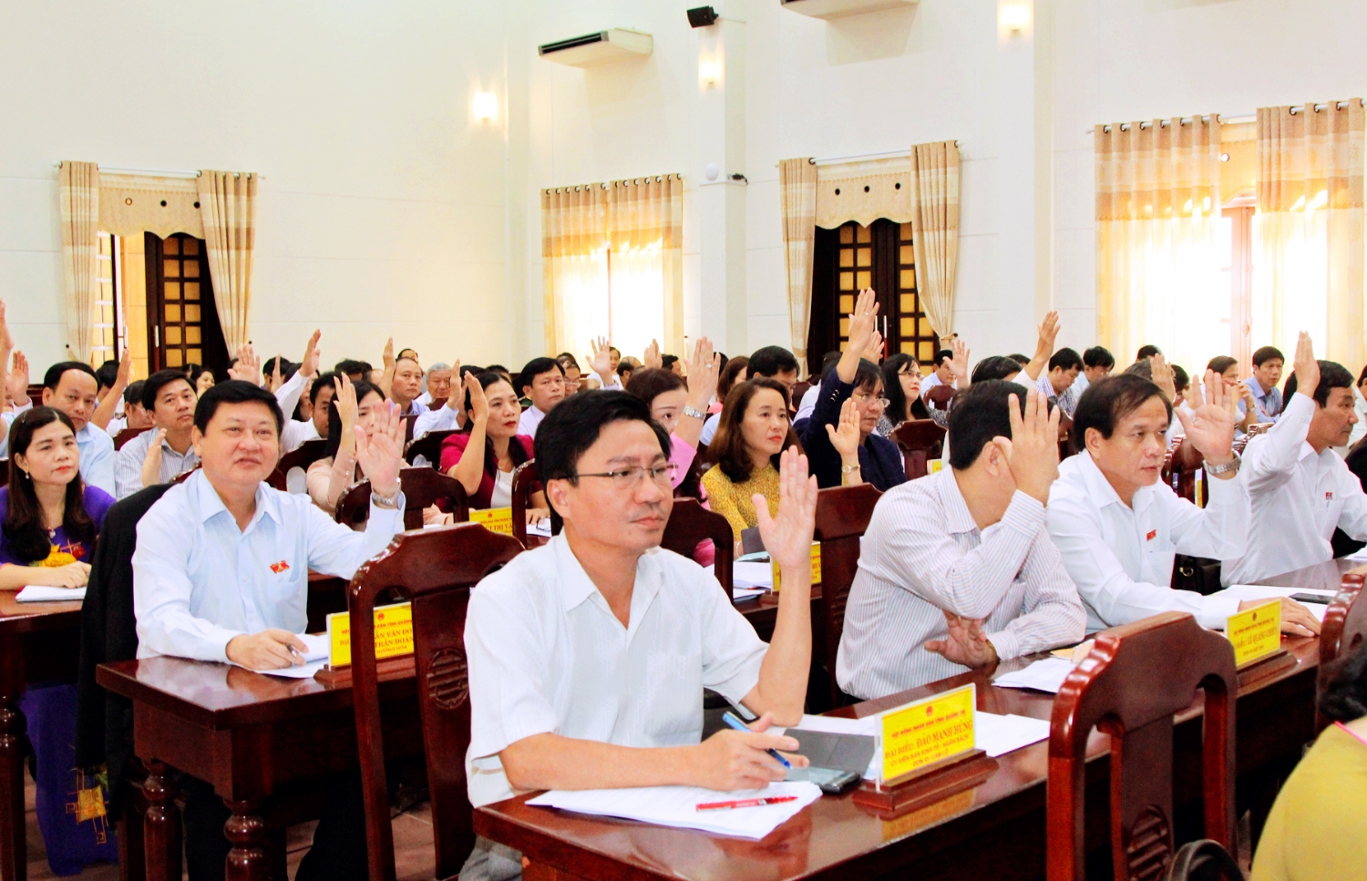 Các đại biểu HĐND tỉnh biểu quyết thông qua nghị quyết. Ảnh: Thành Dũng