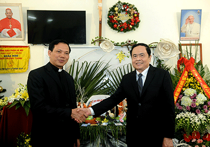 Ông Trần Thanh Mẫn, Bí thư Trung ương Đảng, Chủ tịch Ủy ban Trung ương MTTQ Việt Nam  chúc mừng Linh mục Lê Thanh Nghị, Hạt trưởng Giáo Hạt Lý Nhân, Giáo xứ Lảnh Trì