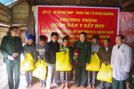 Đại tá Nguyễn Hồng Phong, Phó Chỉ huy trưởng BĐBP tỉnh Quảng Trị trao quà cho các gia đình đặc biệt khó khăn tại bản La Lay A Sói, huyện Tù Muồi (Lào). Ảnh: Thành Phú