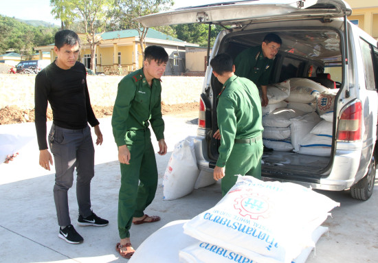 Cán bộ, chiến sĩ Đồn Biên phòng cửa khẩu quốc tế Lao Bảo kiểm đếm số lượng đường cát nhập lậu bị thu giữ tháng 12-2018. Ảnh: Mạnh Hùng