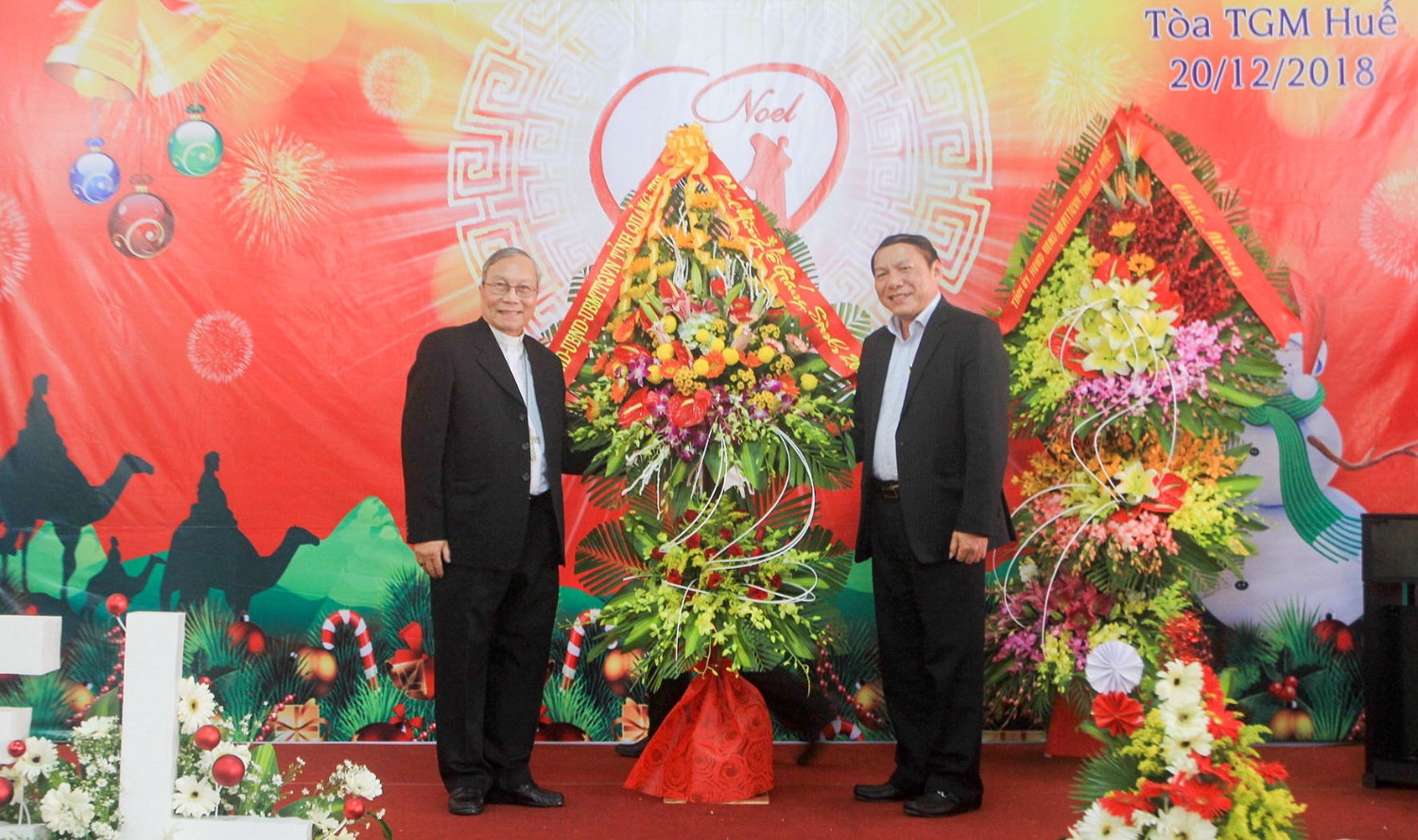 Bí thư Tỉnh ủy Nguyễn Văn Hùng tặng hoa chúc mừng Lễ Giáng sinh tại Tòa Tổng Giám mục Huế