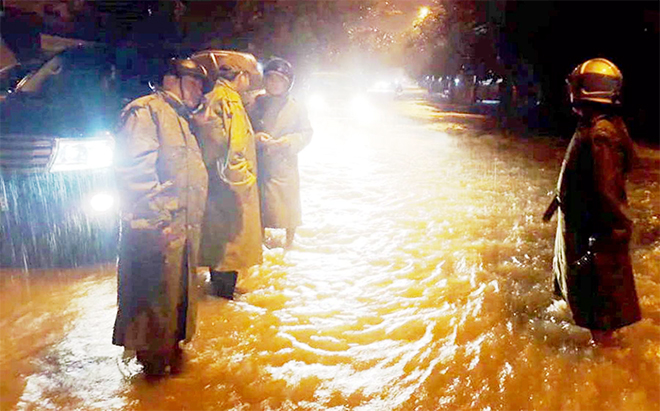 Công an tỉnh Quảng Trị trắng đêm tìm kiếm người dân bị lũ dữ cuốn trôi.