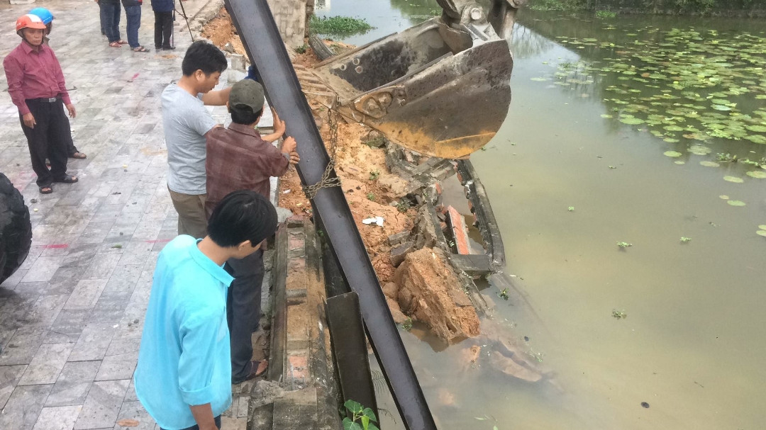 Đóng cọc sắt gia cố tạm thời bờ kè quanh di tích Thành cổ Quảng Trị