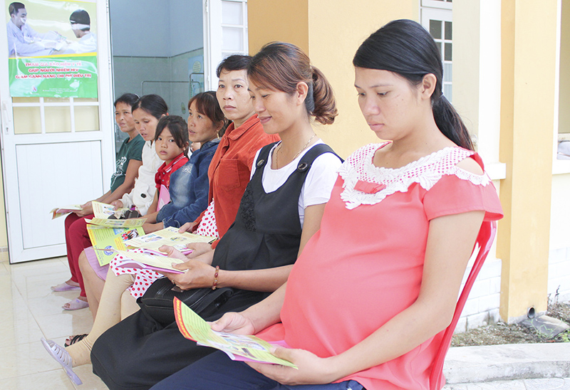 Tìm hiểu kiến thức CSSKSS/KHHGĐ thông qua tờ rơi