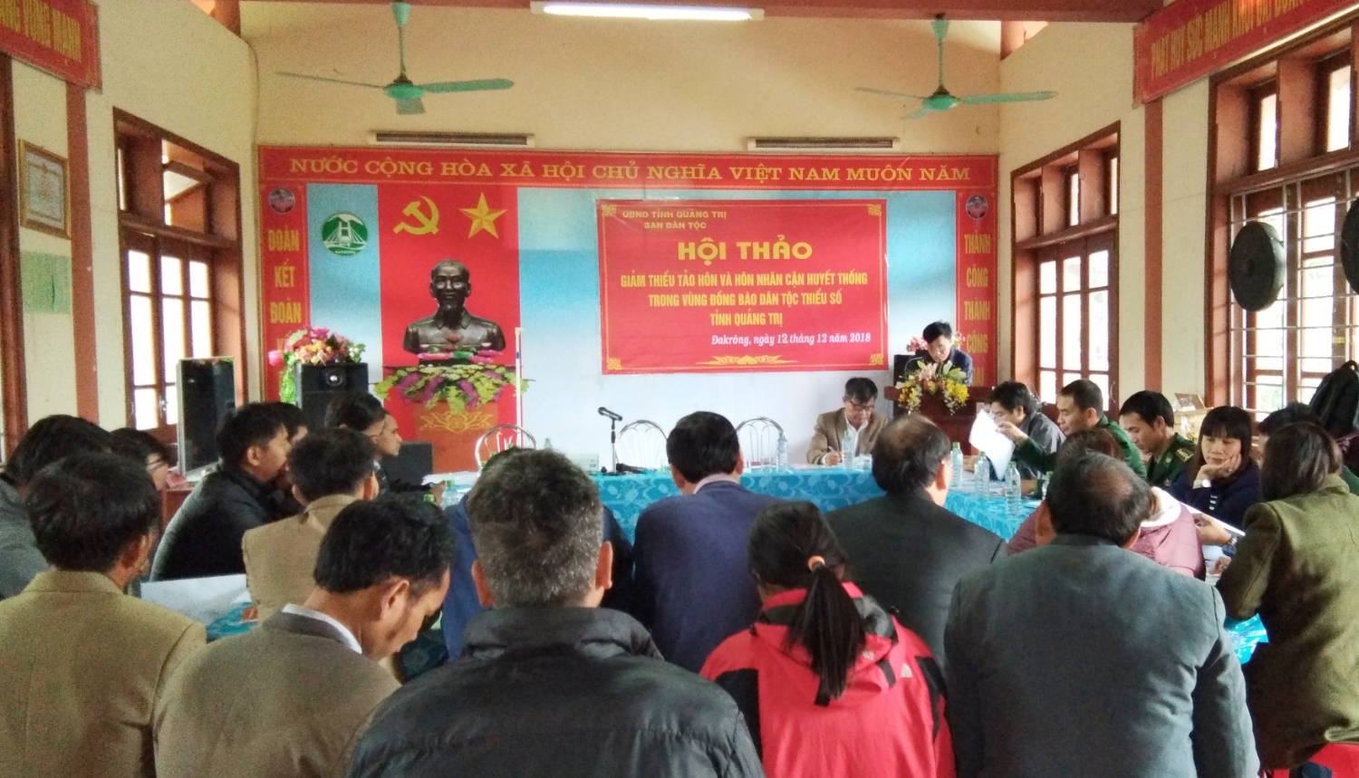 Các đại biểu tập trung nêu rõ những khó khăn trong thực hiện việc giảm thiểu tảo hôn và hôn nhân cận huyết thống ở địa phương và đề xuất giải pháp cụ thể để thực hiện có hiệu quả công tác này trong thời gian tới