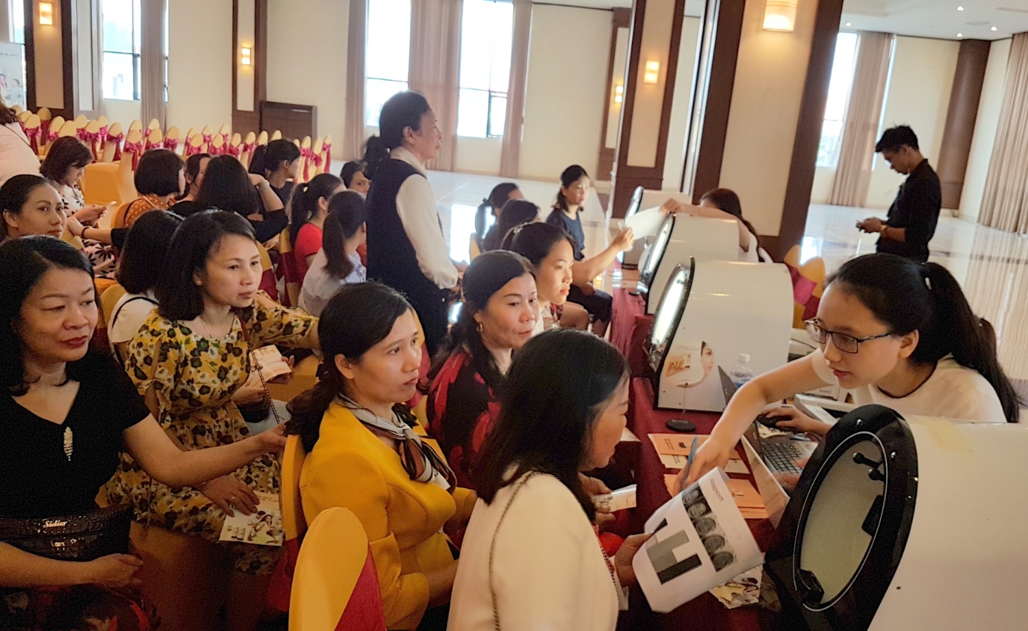 Soi da bằng công nghệ cao và tư vấn sức khỏe về da miễn phí cho chị em