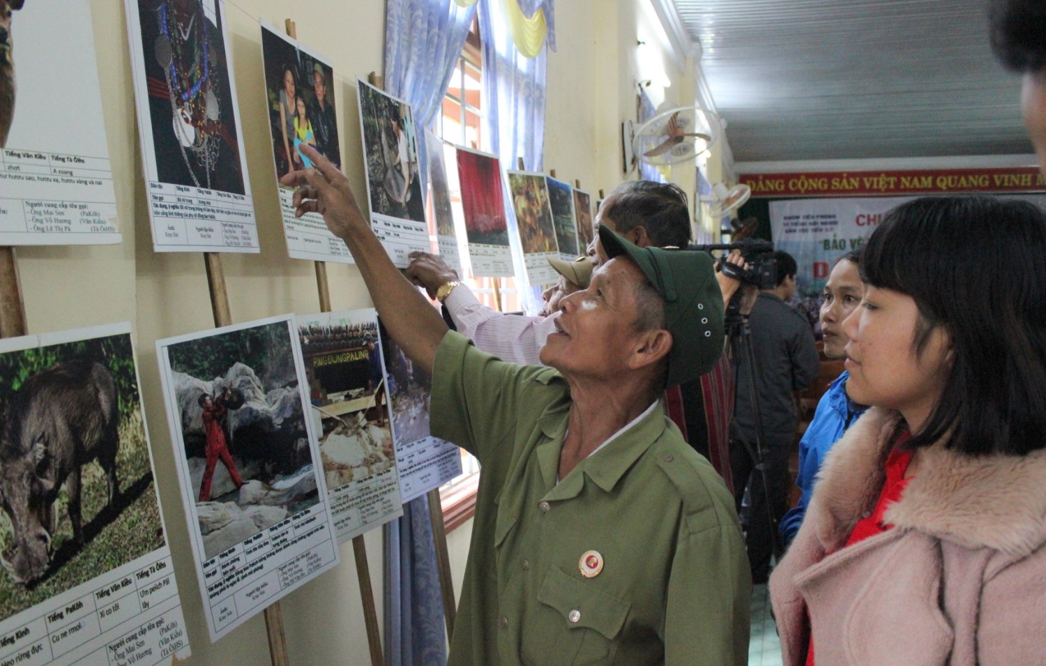 Người dân A Bung đến xem triển lãm