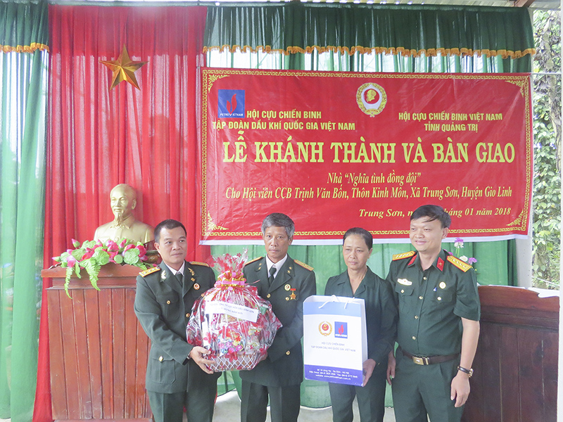 Bàn giao nhà “Nghĩa tình đồng đội” cho CCB Trịnh Văn Bốn ở Trung Sơn, Gio Linh. Ảnh: HỒ VĂN NHẠC​