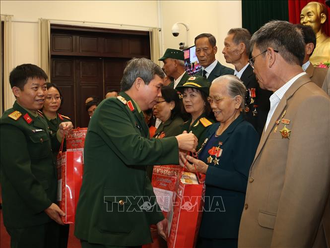 Trung tướng Đỗ Căn trao quà tặng các đại biểu Người có công với cách mạng của tỉnh Quảng Trị.