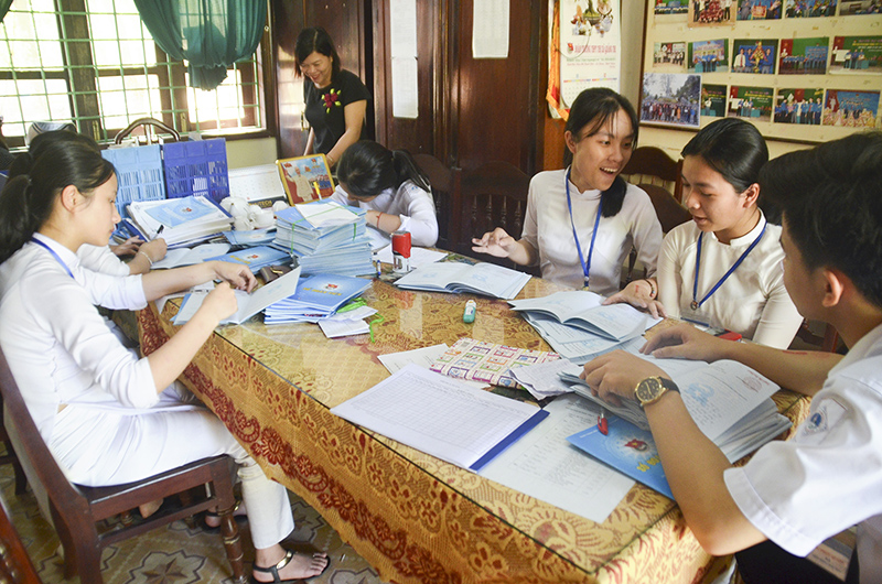 Các em học sinh Trường THPT thị xã Quảng Trị trong một buổi thảo luận nhóm