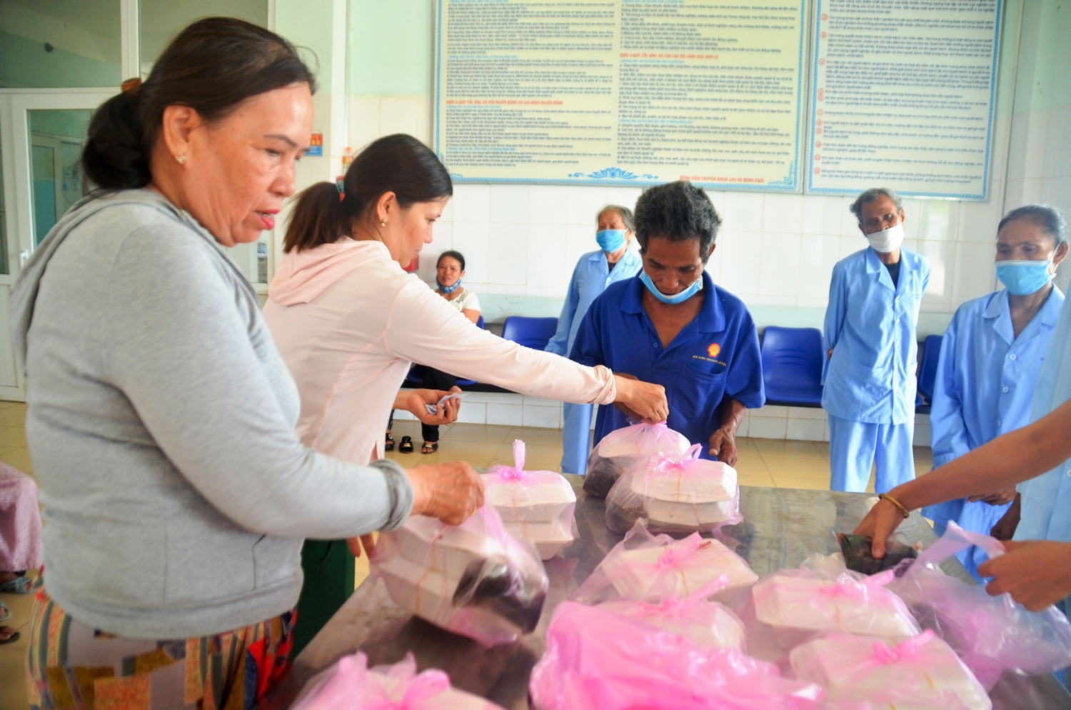 Cơm 2.000 đồng cấp phát cho bệnh nhân điều trị tại Bệnh viên chuyên khoa Lao và bệnh Phổi tỉnh