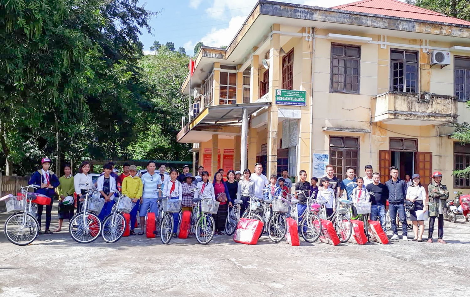 Đoàn từ thiện trao tặng xe đạp cho các em học sinh