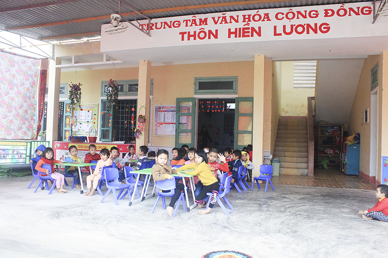 Trẻ mầm non thôn Hiền Lương, xã Vĩnh Thành đang được nuôi dạy tại Trung tâm văn hóa cộng đồng thôn