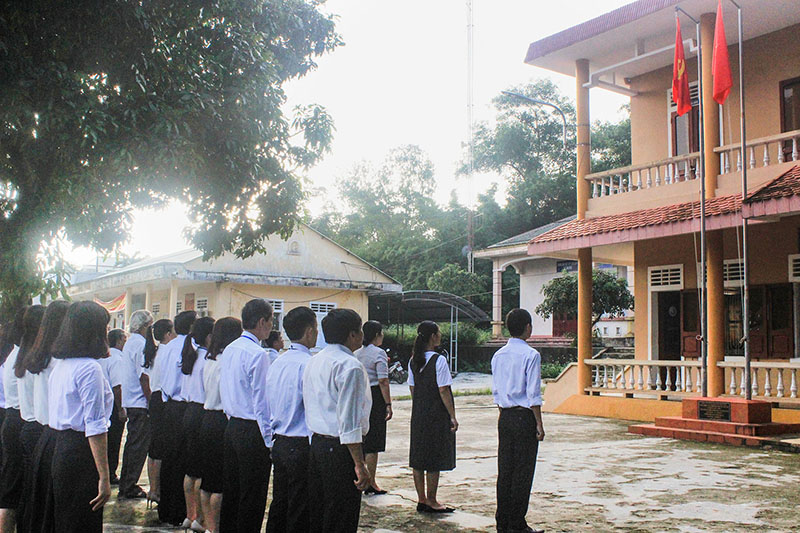 Chào cờ và sinh hoạt dưới cờ được xã Cam Hiếu định kì tổ chức vào ngày thứ hai hằng tuần