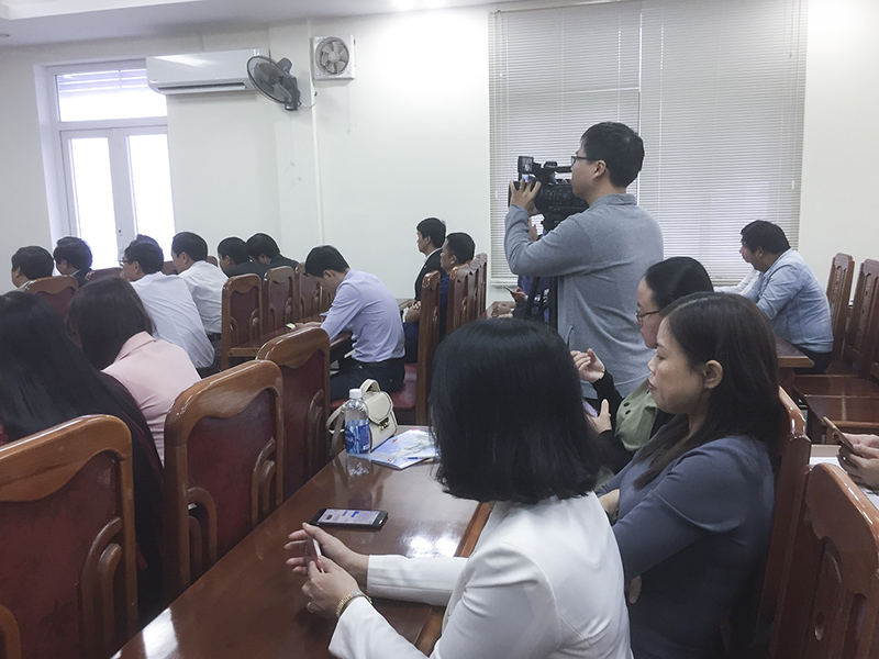 Phóng viên Báo Quảng Trị tác nghiệp tại một sự kiện của tỉnh