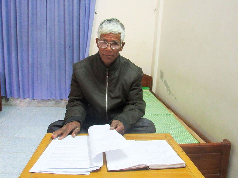 Ông Hồ Văn Hảo dành thời gian đọc tài liệu, phục vụ cho công tác tuyên truyền ở địa phương