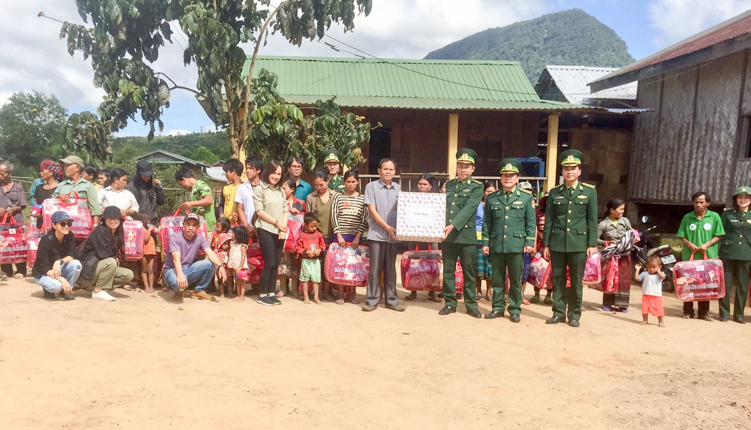 Những nghĩa cử của Đồn Biên phòng Cửa khẩu quốc tế La Lay góp phần thắt chặt tình đoàn kết hữa nghị đặc biệt giữa hai nước Việt Nam - Lào