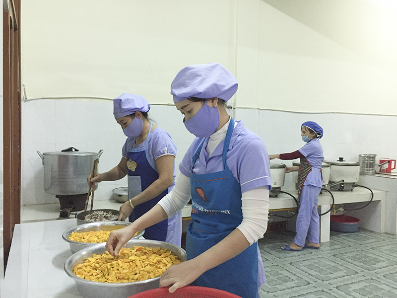 “Cô nuôi” Trường Mầm non Tuổi Thơ chuẩn bị bữa ăn cho trẻ