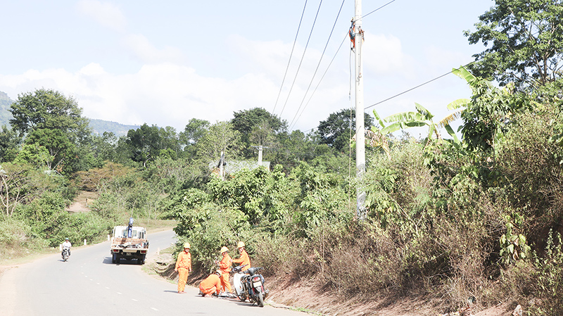 Công nhân Điện lực Khe Sanh sửa chữa lưới điện ở vùng Lìa