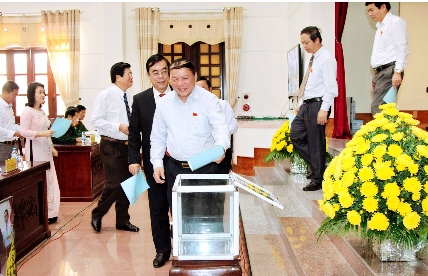 Kết quả lấy phiếu tín nhiệm đã thể hiện sự đánh giá thẳng thắn, khách quan, công tâm của đại biểu HĐNĐ tỉnh. Ảnh: Thành Dũng