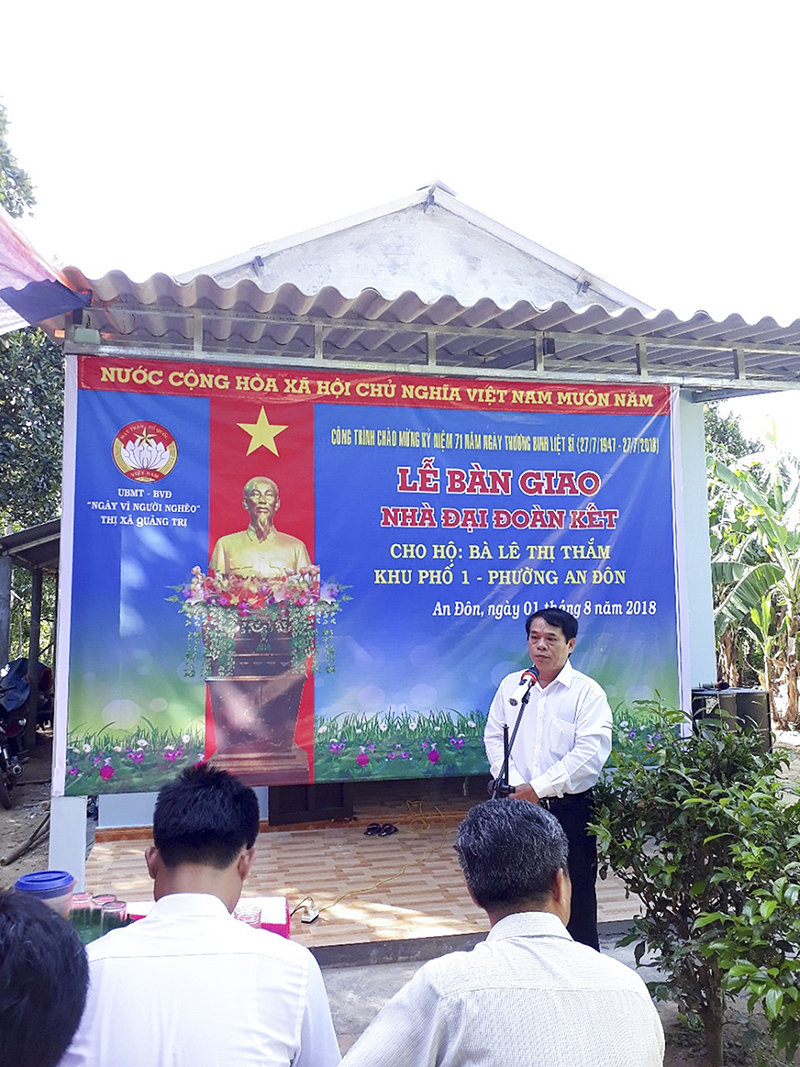 Lễ bàn giao nhà đại đoàn kết cho hộ có hoàn cảnh khó khăn