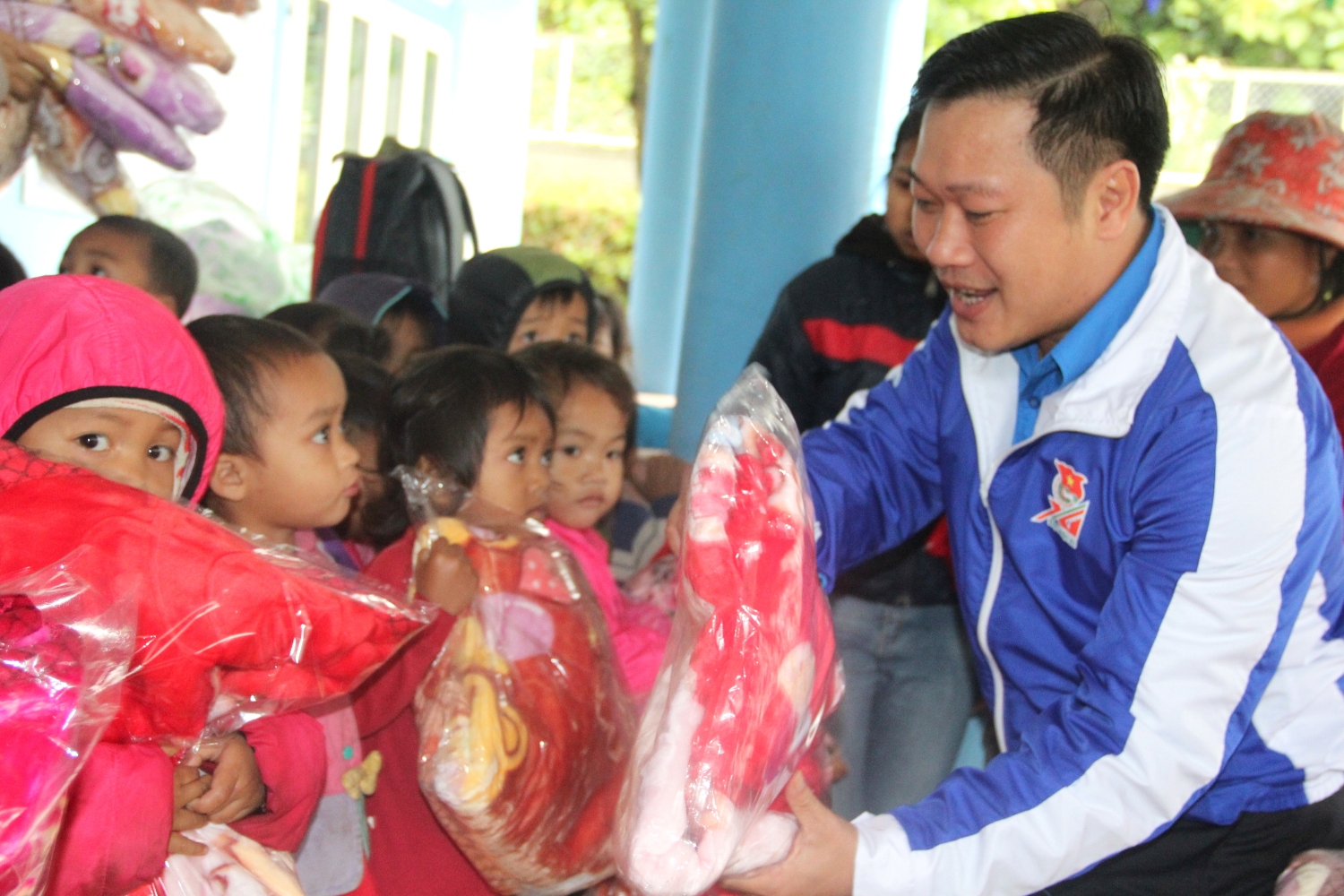 Trao tặng chăn ấm cho Trường Mầm non trung tâm xã Hướng Lộc