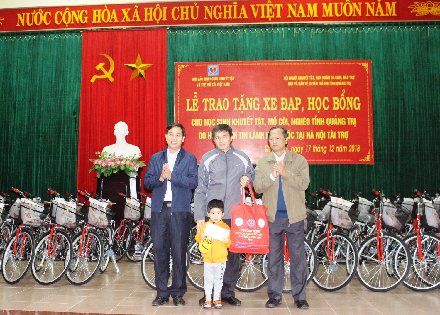 Hội NKT, NNDC, bảo trợ NKT và bảo vệ quyền trẻ em tỉnh trao  quà cho gia đình 3 cháu mồ côi trên địa bàn thành phố Đông Hà