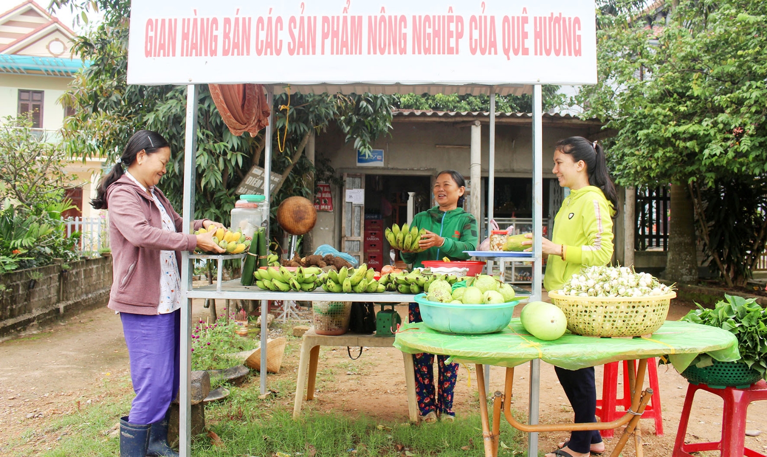 Các gian hàng bán thực phẩm sạch của phụ nữ huyện Cam Lộ tạo điều kiện thuận lợi cho việc tiêu thụ sản phẩm sạch của hội viên, phụ nữ