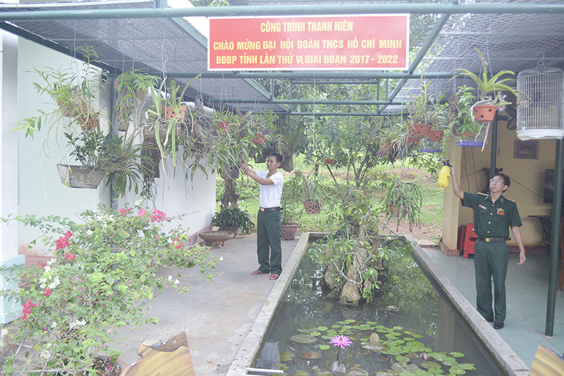 Cán bộ, chiến sĩ Đồn Biên phòng Thuận chăm sóc “Vườn hoa thanh niên”