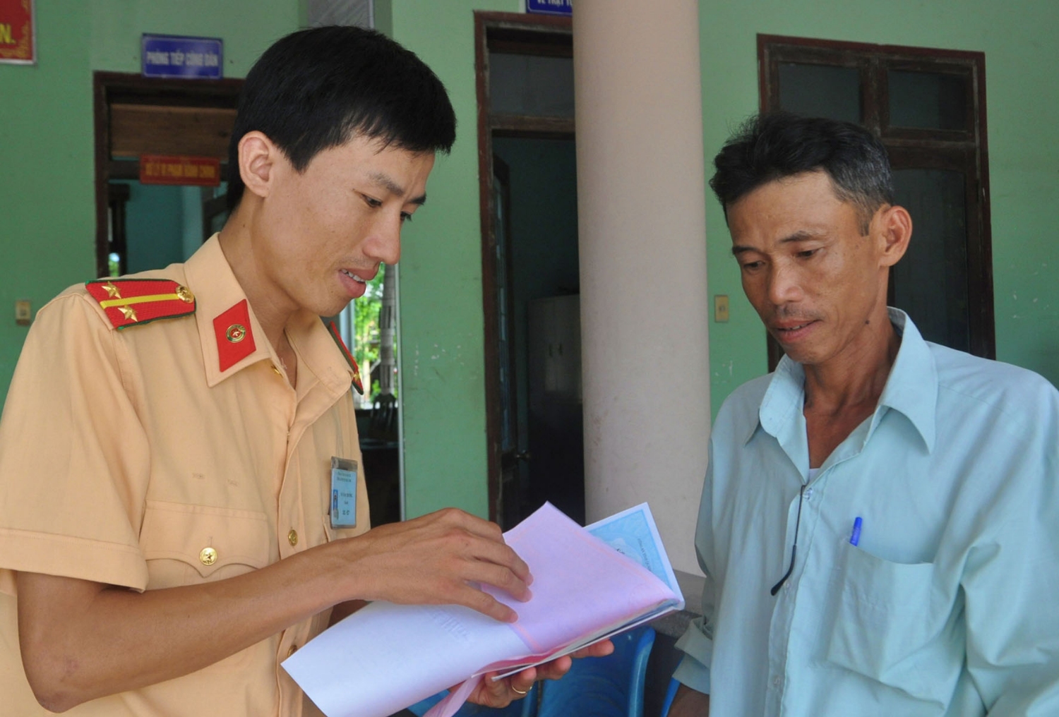 Công an huyện Hải Lăng vận động người dân thực hiện các điều khoản trong bản cam kết xây dựng gia đình đạt chuẩn về an ninh trật tự