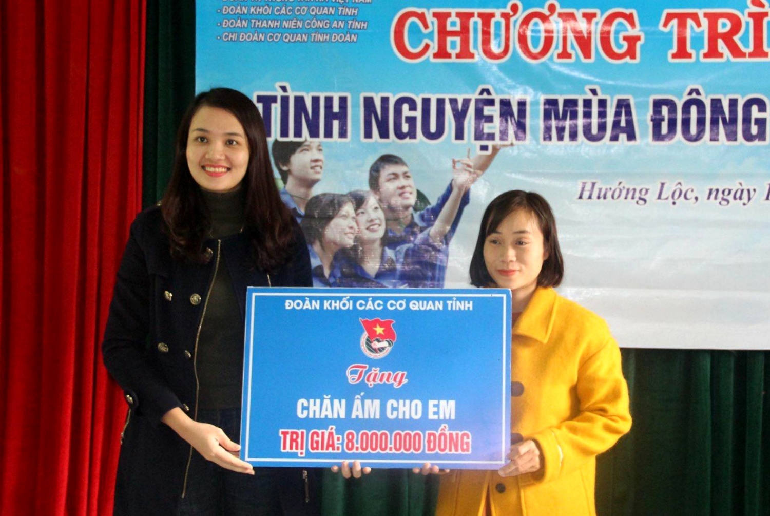 Bí thư Đoàn Khối các cơ quan tỉnh Hoàng Thị Trúc Phương tặng quà cho Trường PTDTBT Tiểu học và THCS Hướng Lộc, huyện Hướng Hóa