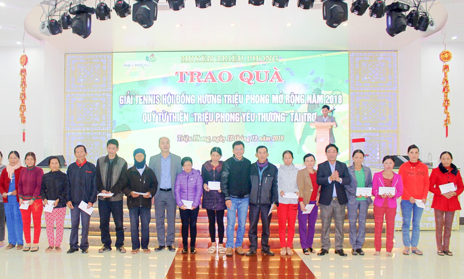 Trao quà cho người dân có hoàn cảnh khó khăn