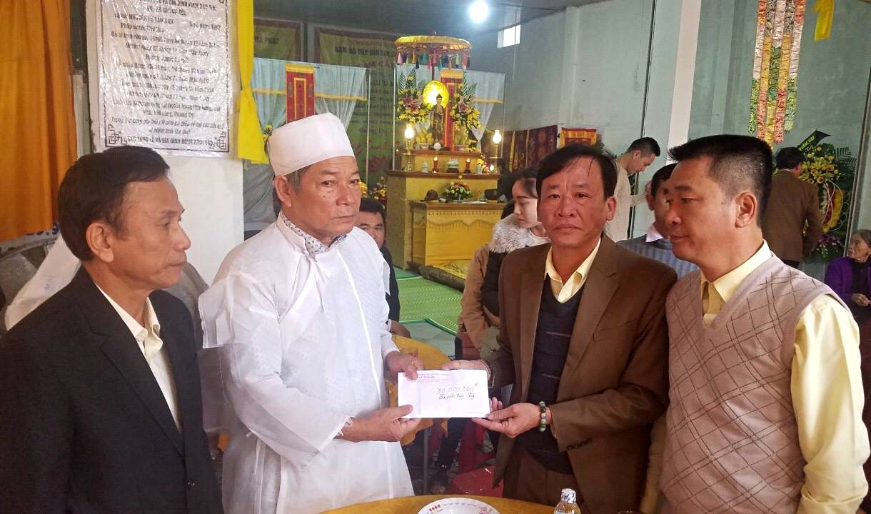 Đại diện Công ty Cổ phần Vận tải và Dịch vụ Phú Hoàng – Taxi Tiên Sa hỗ trợ gia đình nạn nhân