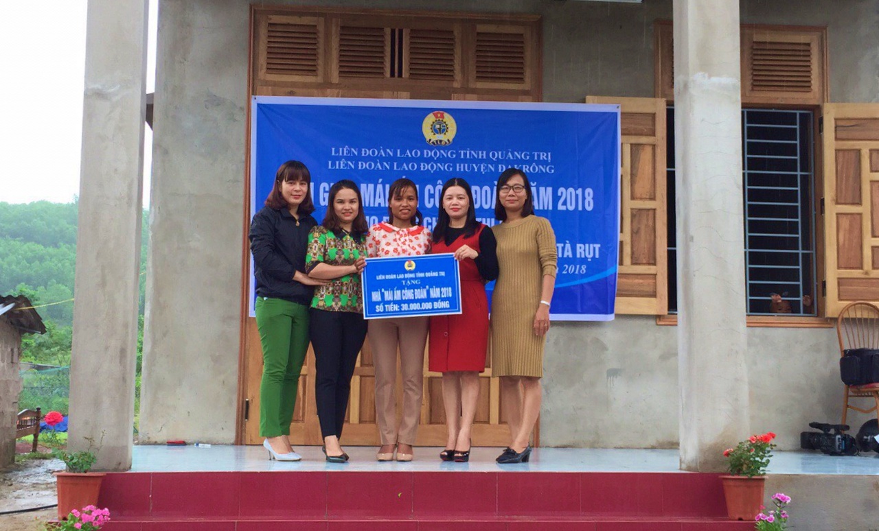 Bàn giao nhà “Mái ấm Công đoàn” cho gia đình chị Hồ Thị Hơn