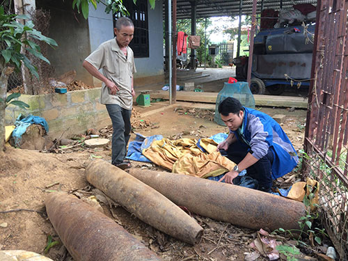 Vỏ những quả bom được một chủ đại lý thu mua phế liệu thu mua về chờ bán. Ảnh: B.N