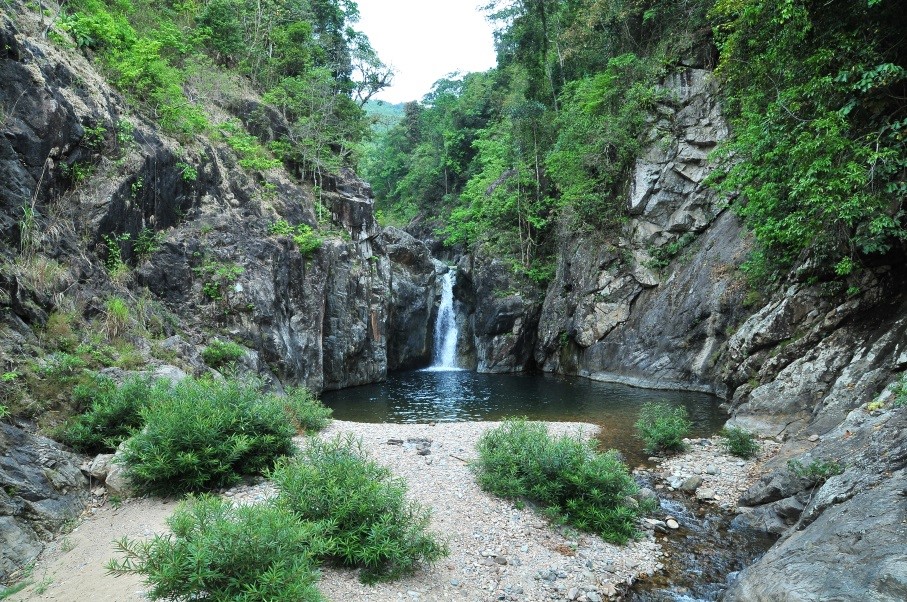 Thác Chênh Vênh tuyệt đẹp bên thôn Chênh Vênh