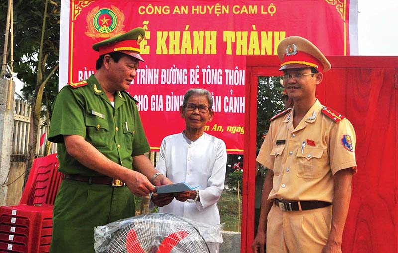 Công an huyện Cam Lộ thăm, tặng quà cho đối tượng chính sách