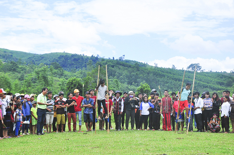 Người dân cùng tham gia các trò chơi trong lễ hội Ariêu Ping