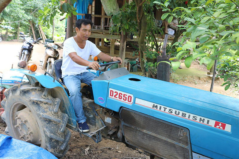 Nhờ mạnh dạn vay vốn, đầu tư mua sắm máy cày phục vụ nông nghiệp mà kinh tế của gia đình anh Hà ngày càng khấm khá