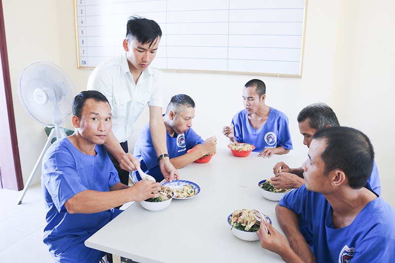 Cán bộ trung tâm phục vụ bệnh nhân ăn cơm trưa