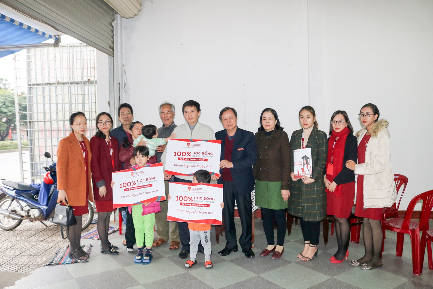 Đại diện Trường Hội nhập Quốc tế iSchool Quảng Trị trao các suất học bổng cho gia đình anh Phạm Quốc Việt
