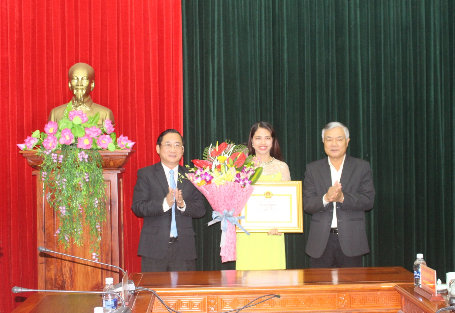 Lãnh đạo tỉnh trao Bằng khen của Ban Thường vụ Tỉnh ủy và tặng hoa chúc mừng giảng viên Trịnh Thị Thùy Vân