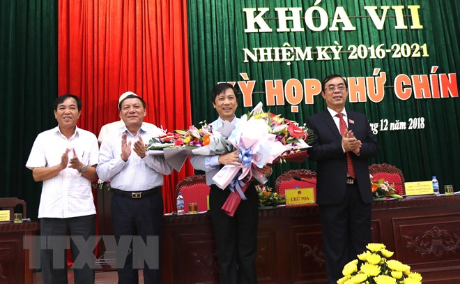 Lãnh đạo tỉnh Quảng Trị tặng hoa chúc mừng ông Hoàng Nam được Hội đồng Nhân dân bầu làm Phó Chủ tịch Ủy ban Nhân dân tỉnh. (Ảnh: Nguyên Lý/TTXVN)
