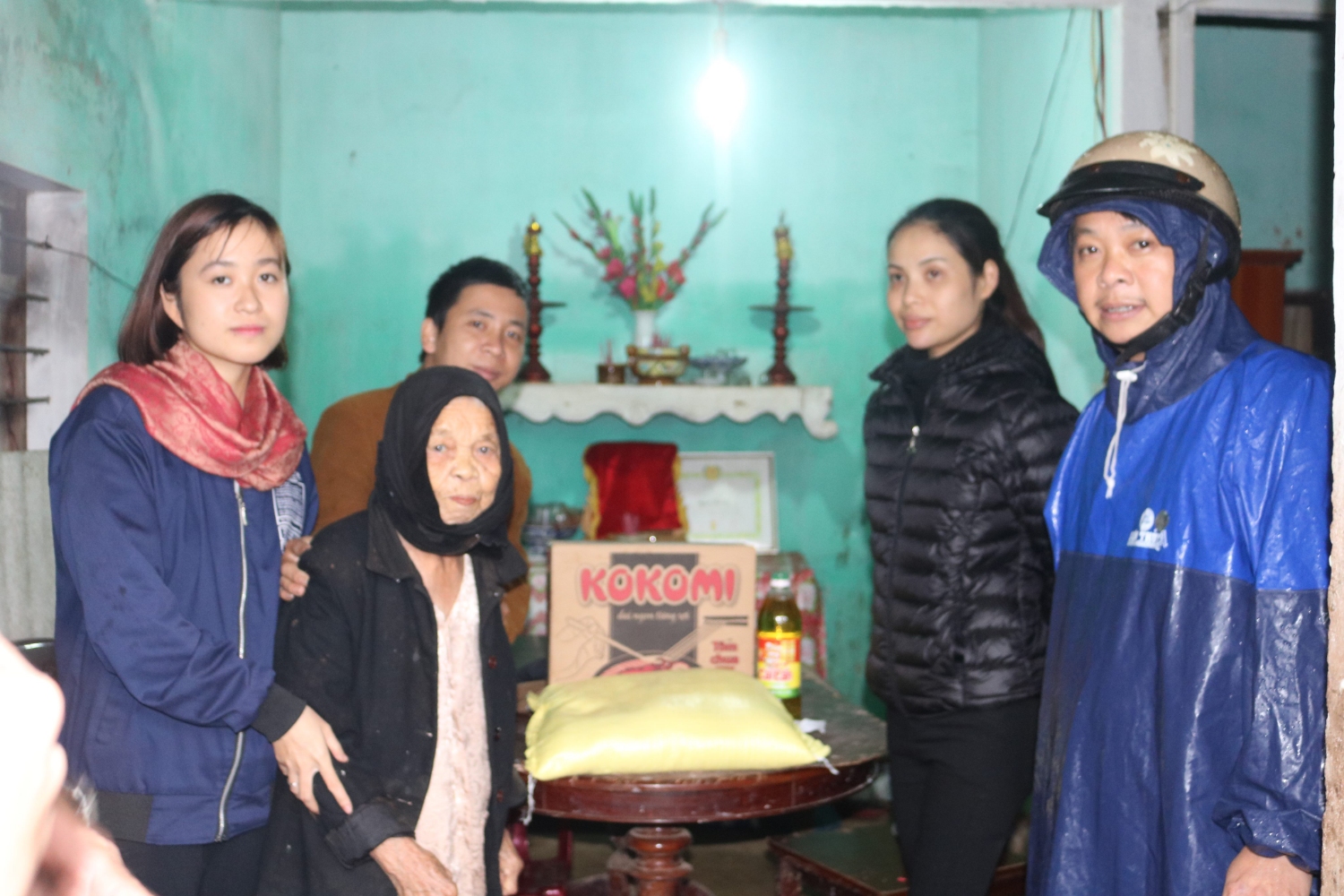 Những món quà chứa đựng tình cảm ấm áp là nguồn động viên giúp các cụ già neo đơn có thêm niềm vui trong cuộc sống