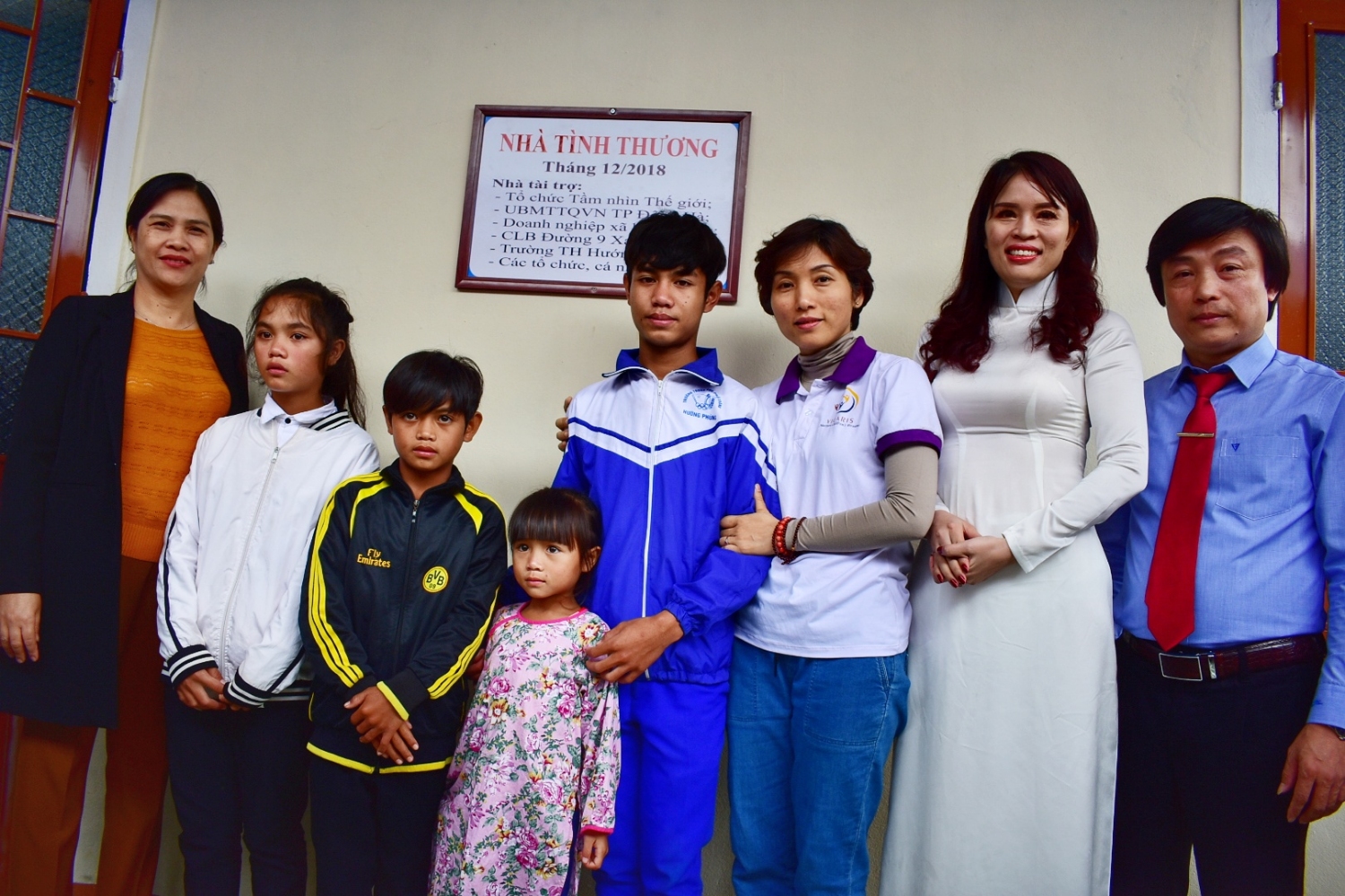 Bốn anh em Hồ Văn Nội bên ngôi nhà mới khang trang