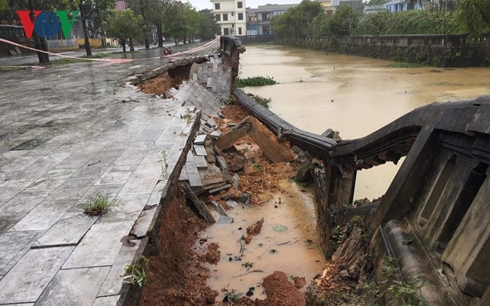 Đoạn kè ở Di tích Thành Cổ Quảng Trị bị sạt lở.